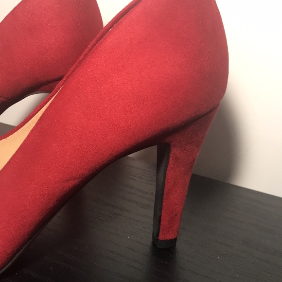 Y•Not?, cherry red faux suede 3.5 inch heels size 8M - Picture 4 of 12